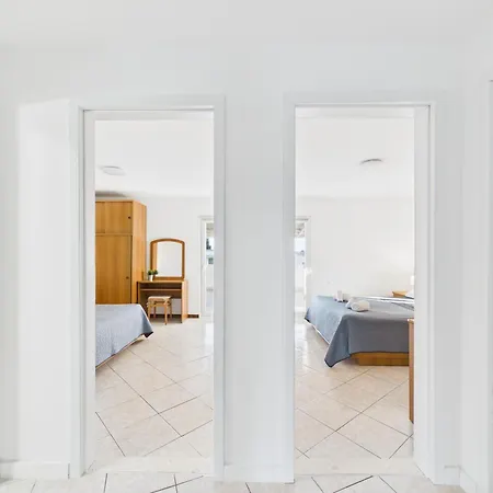 Jan Apartman *